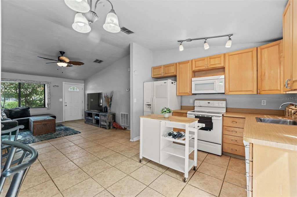 For Sale: $250,000 (3 beds, 2 baths, 952 Square Feet)