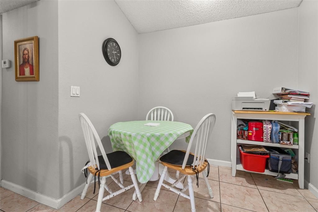 For Sale: $189,000 (2 beds, 1 baths, 934 Square Feet)