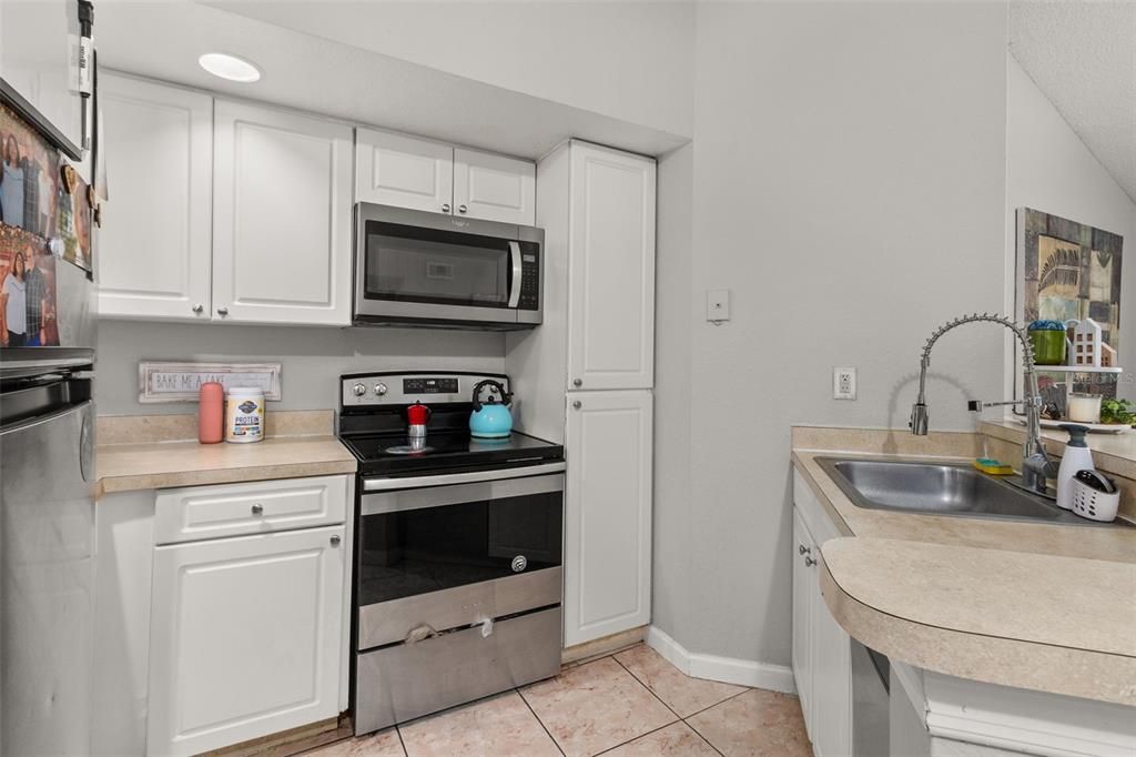 For Sale: $189,000 (2 beds, 1 baths, 934 Square Feet)