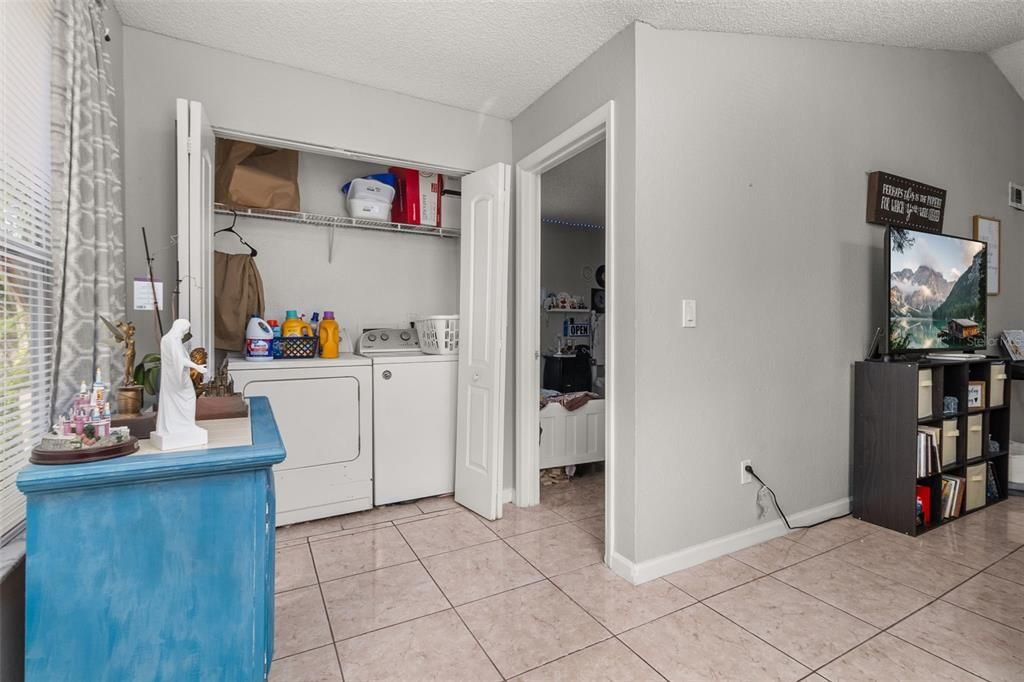 For Sale: $189,000 (2 beds, 1 baths, 934 Square Feet)