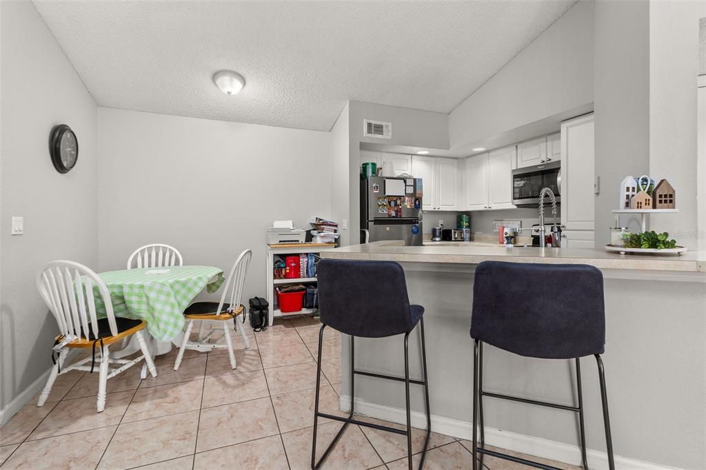 For Sale: $189,000 (2 beds, 1 baths, 934 Square Feet)