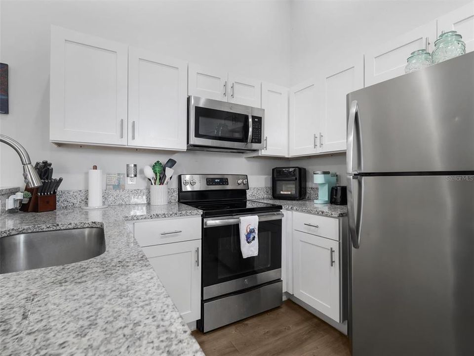 For Sale: $249,900 (2 beds, 2 baths, 904 Square Feet)