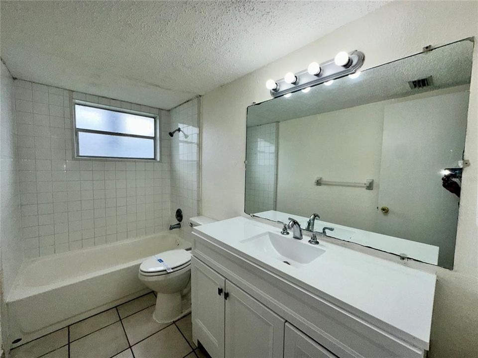 For Rent: $1,200 (2 beds, 1 baths, 784 Square Feet)