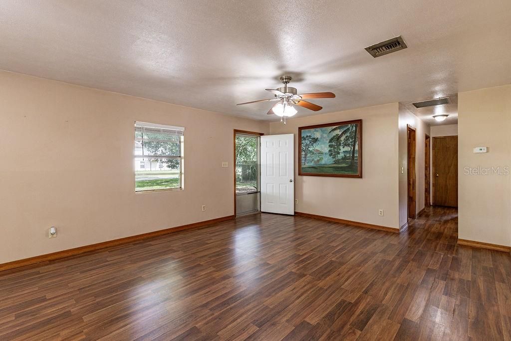 For Sale: $340,000 (2 beds, 1 baths, 736 Square Feet)