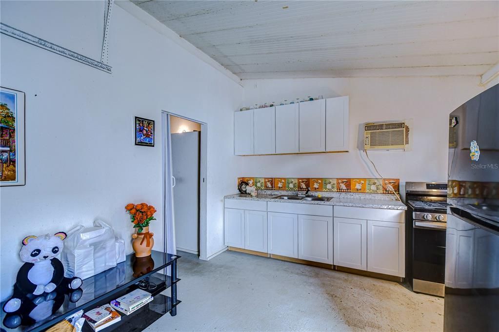 For Sale: $255,000 (3 beds, 1 baths, 716 Square Feet)