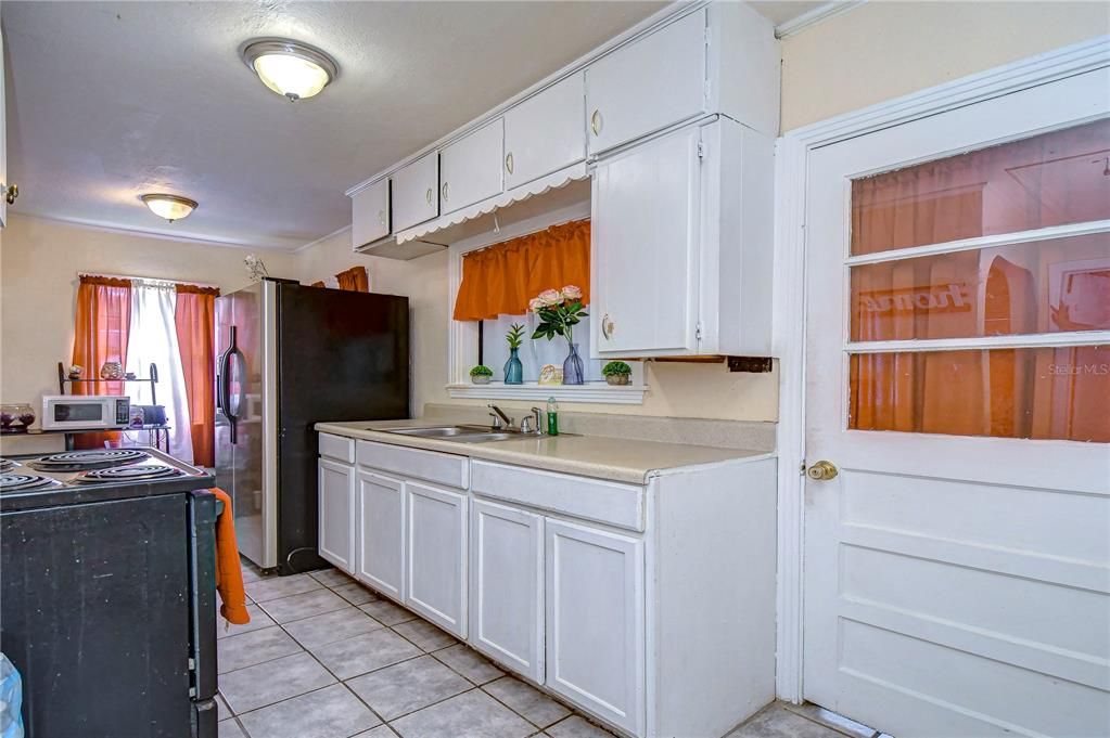 For Sale: $255,000 (3 beds, 1 baths, 716 Square Feet)