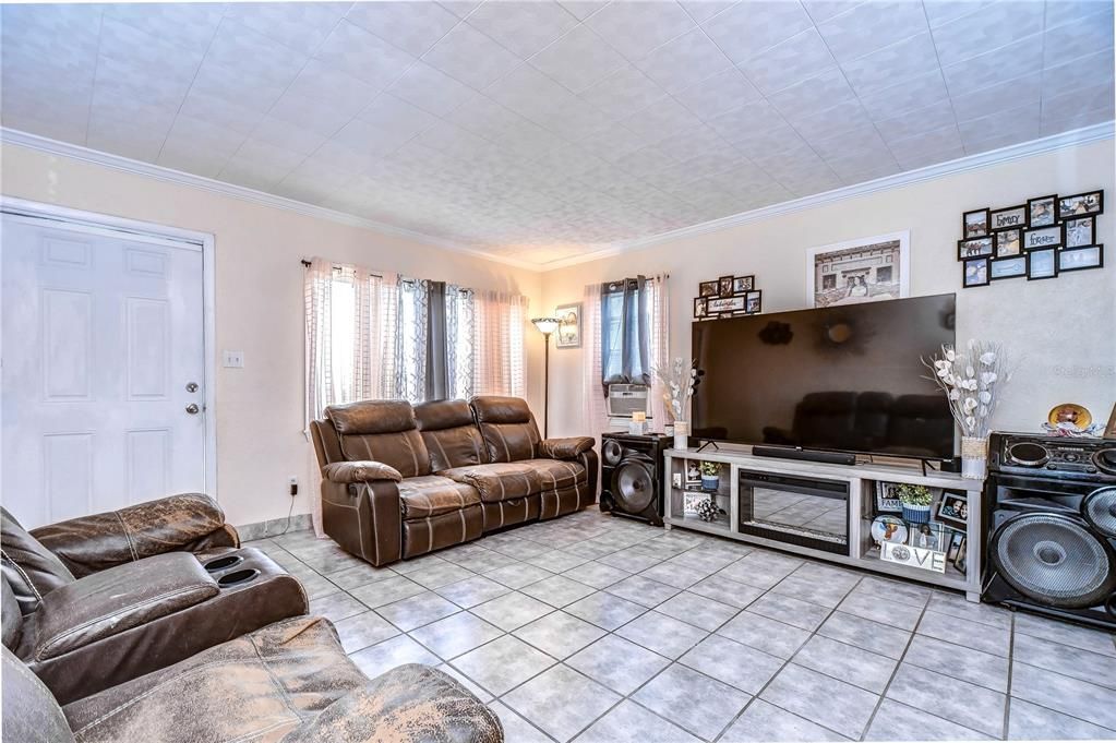 For Sale: $255,000 (3 beds, 1 baths, 716 Square Feet)