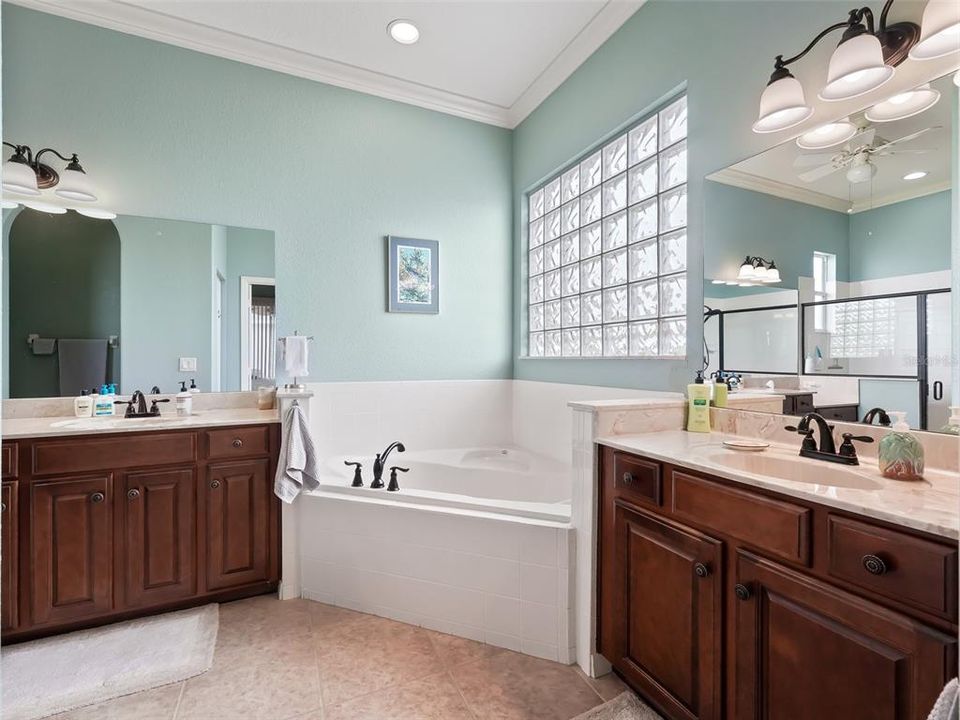 En suite w/Double Vanities & Soaking Tub