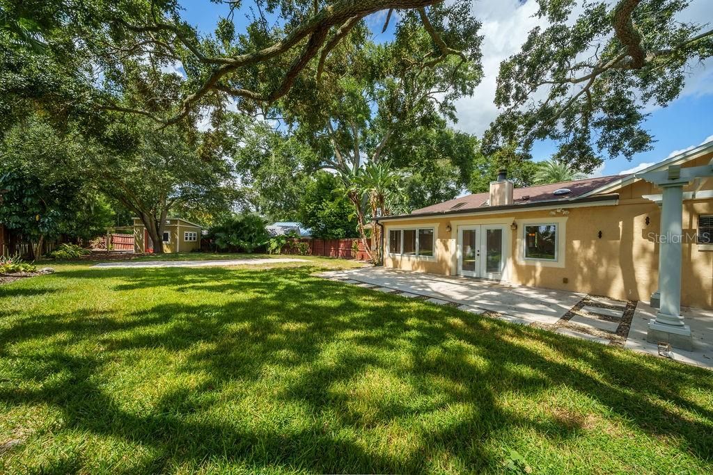 For Sale: $550,000 (3 beds, 2 baths, 1947 Square Feet)