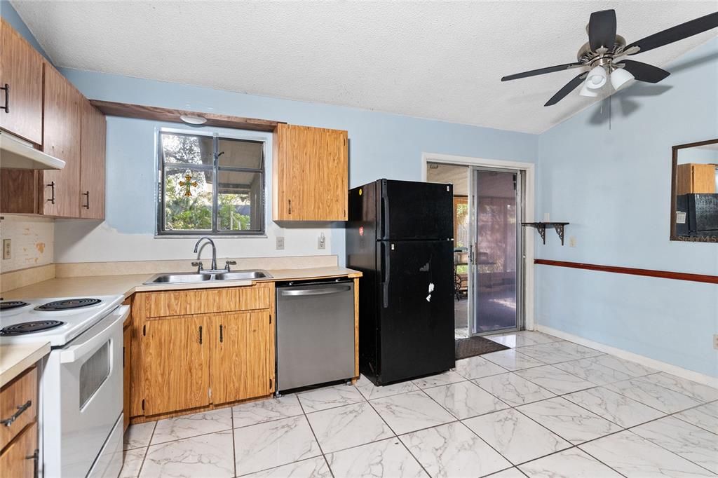 For Sale: $220,000 (2 beds, 1 baths, 832 Square Feet)