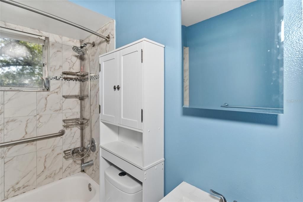 For Sale: $220,000 (2 beds, 1 baths, 832 Square Feet)