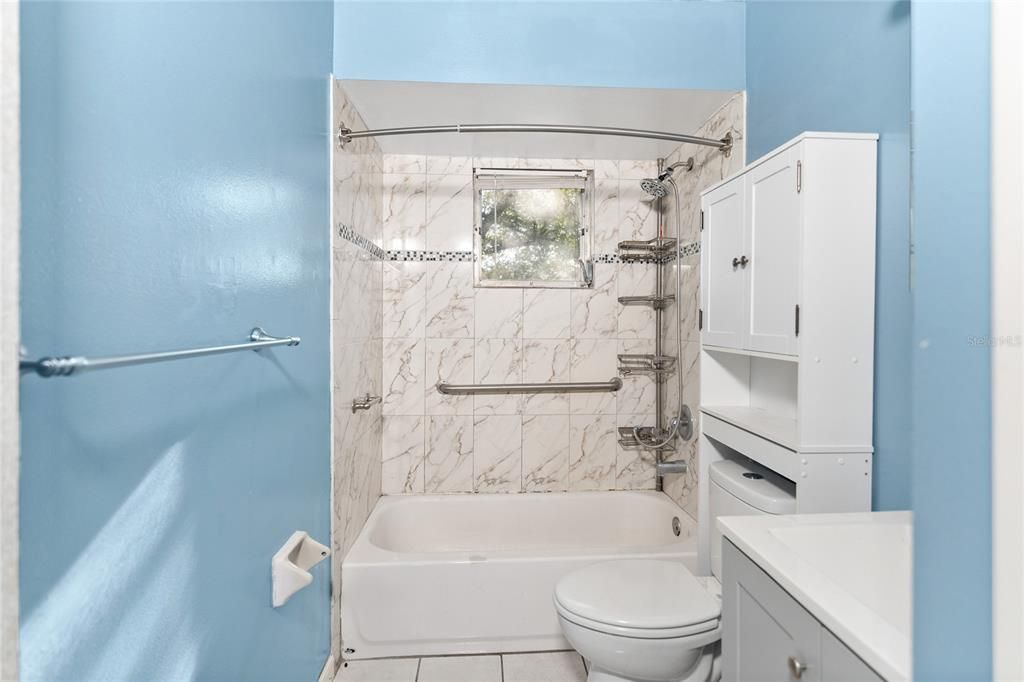 For Sale: $220,000 (2 beds, 1 baths, 832 Square Feet)