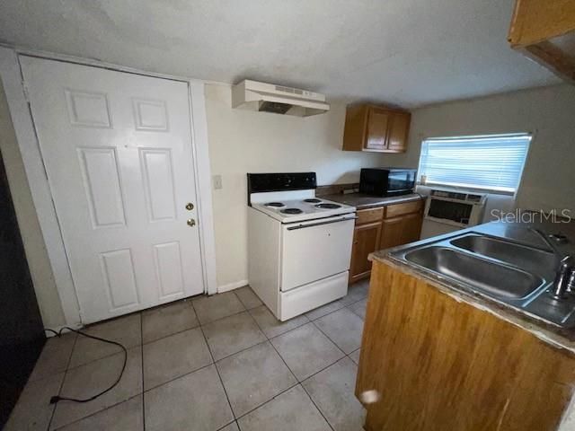 For Rent: $1,800 (3 beds, 1 baths, 884 Square Feet)