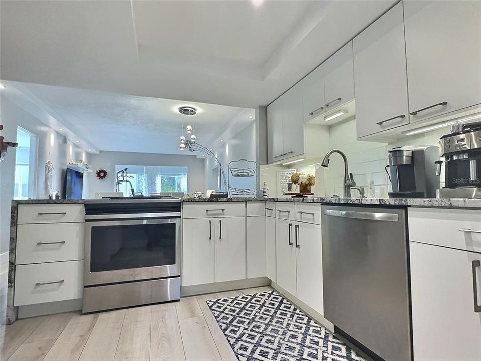 Active With Contract: $173,500 (1 beds, 1 baths, 780 Square Feet)