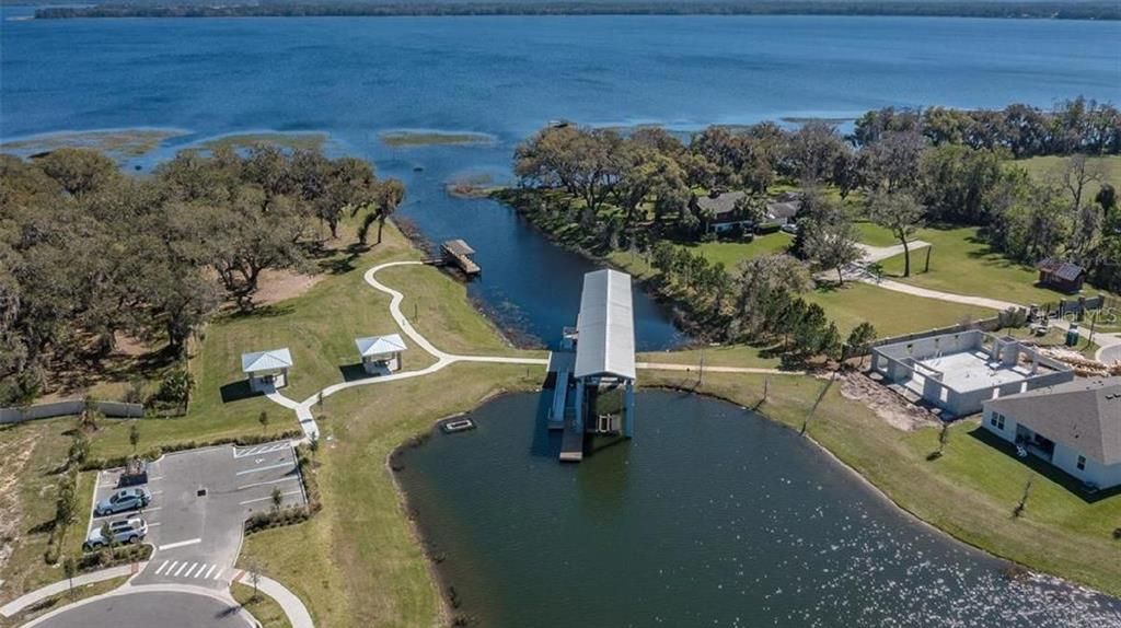 Picnic area, overlooking the lake and the boat lift to Alligator Lake.