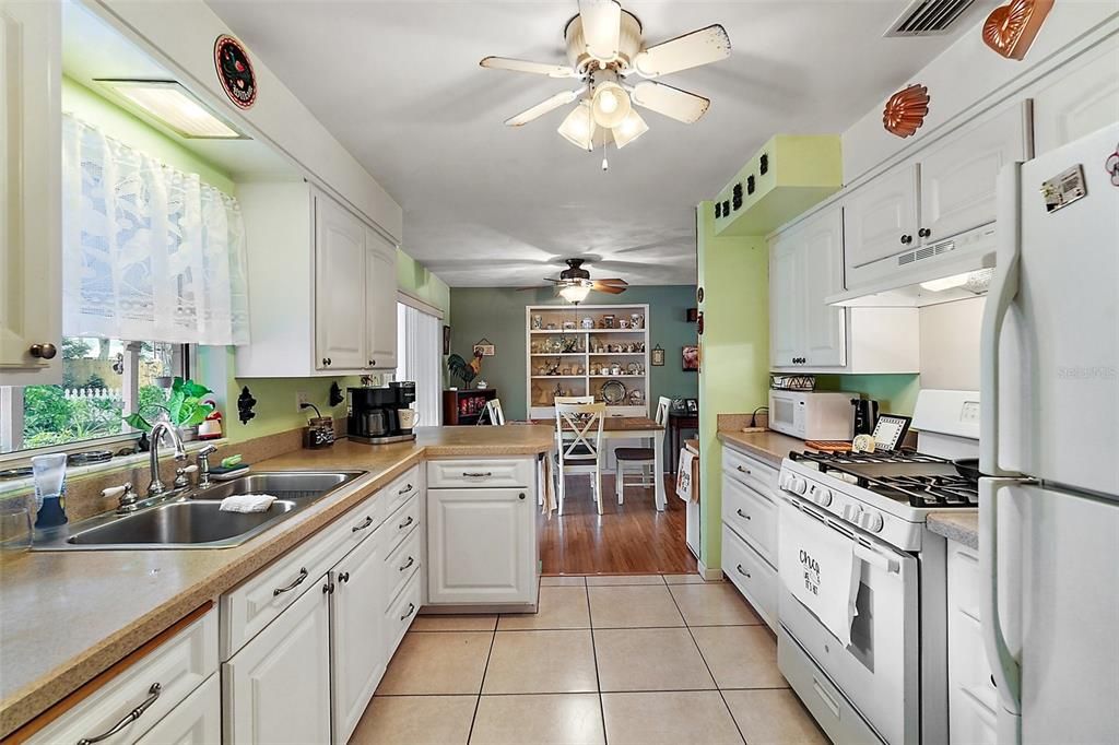 For Sale: $239,000 (2 beds, 1 baths, 1681 Square Feet)