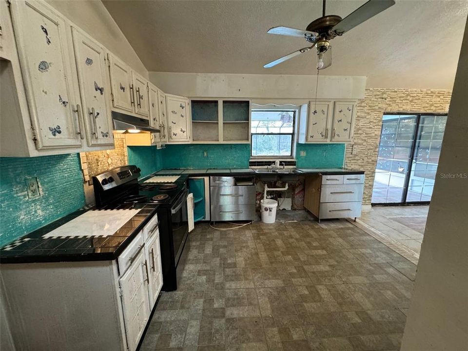 For Sale: $194,900 (2 beds, 3 baths, 1268 Square Feet)