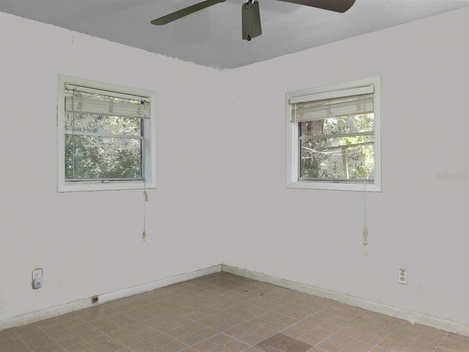 For Sale: $152,000 (2 beds, 1 baths, 847 Square Feet)