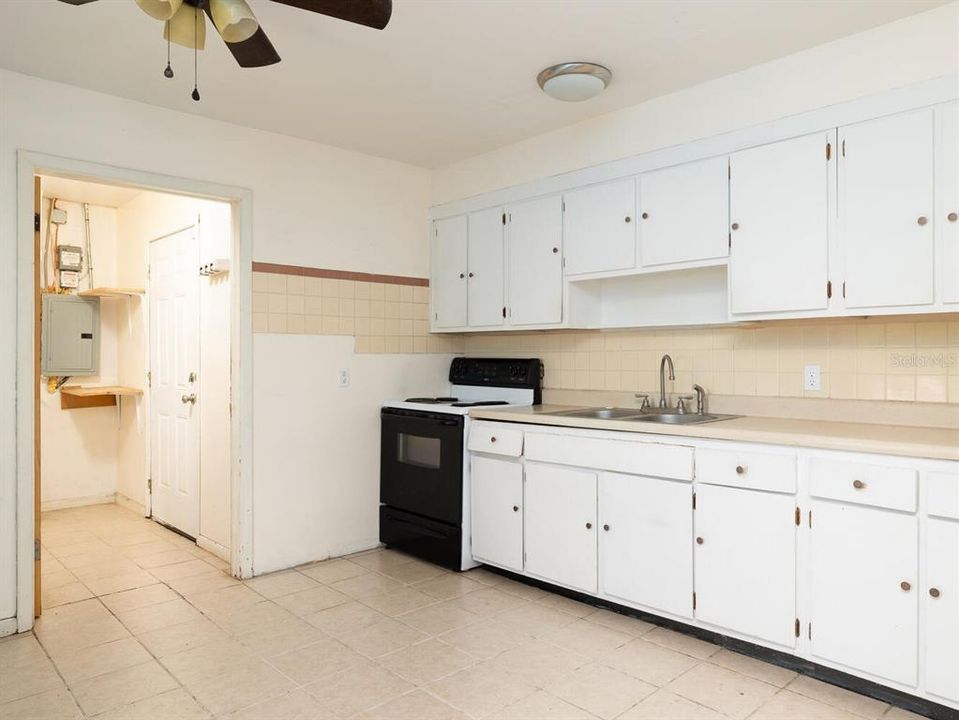 For Sale: $152,000 (2 beds, 1 baths, 847 Square Feet)