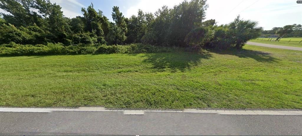 На продажу: $99,000 (2.47 acres)