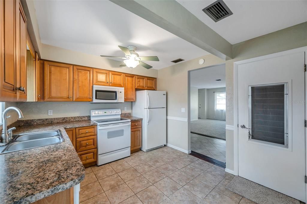 For Sale: $147,900 (1 beds, 1 baths, 902 Square Feet)