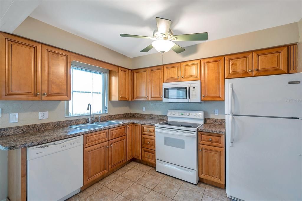 For Sale: $147,900 (1 beds, 1 baths, 902 Square Feet)