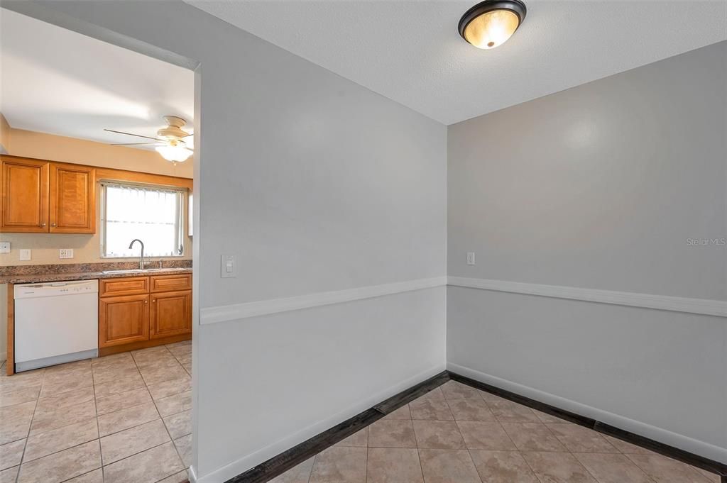 For Sale: $147,900 (1 beds, 1 baths, 902 Square Feet)