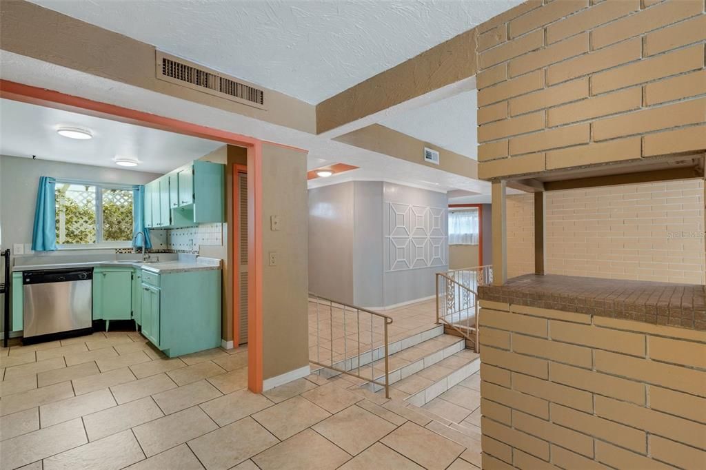 For Sale: $345,000 (2 beds, 1 baths, 1242 Square Feet)