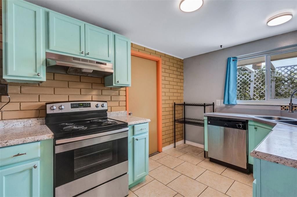 For Sale: $345,000 (2 beds, 1 baths, 1242 Square Feet)