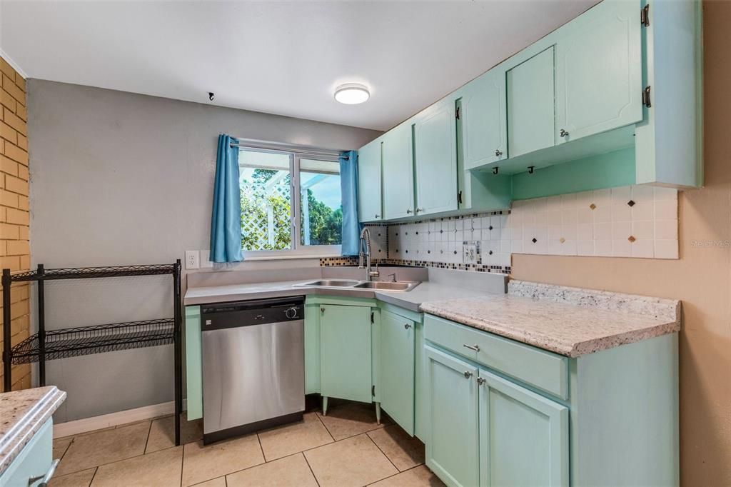 For Sale: $345,000 (2 beds, 1 baths, 1242 Square Feet)