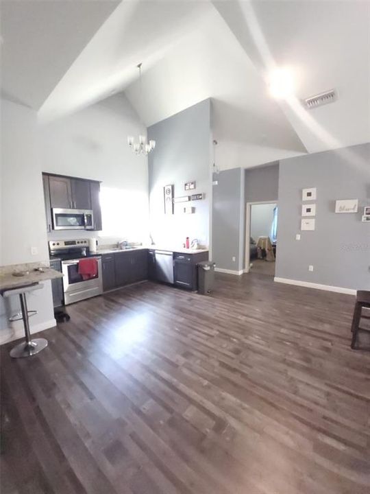 For Rent: $2,000 (3 beds, 2 baths, 1561 Square Feet)