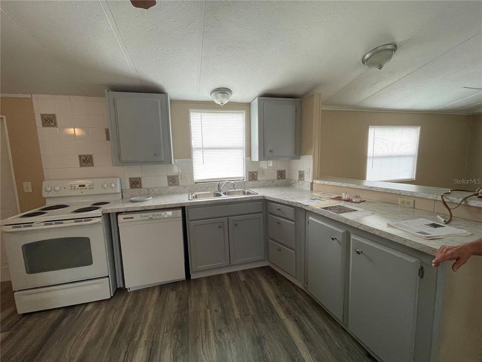 For Sale: $129,000 (2 beds, 2 baths, 924 Square Feet)