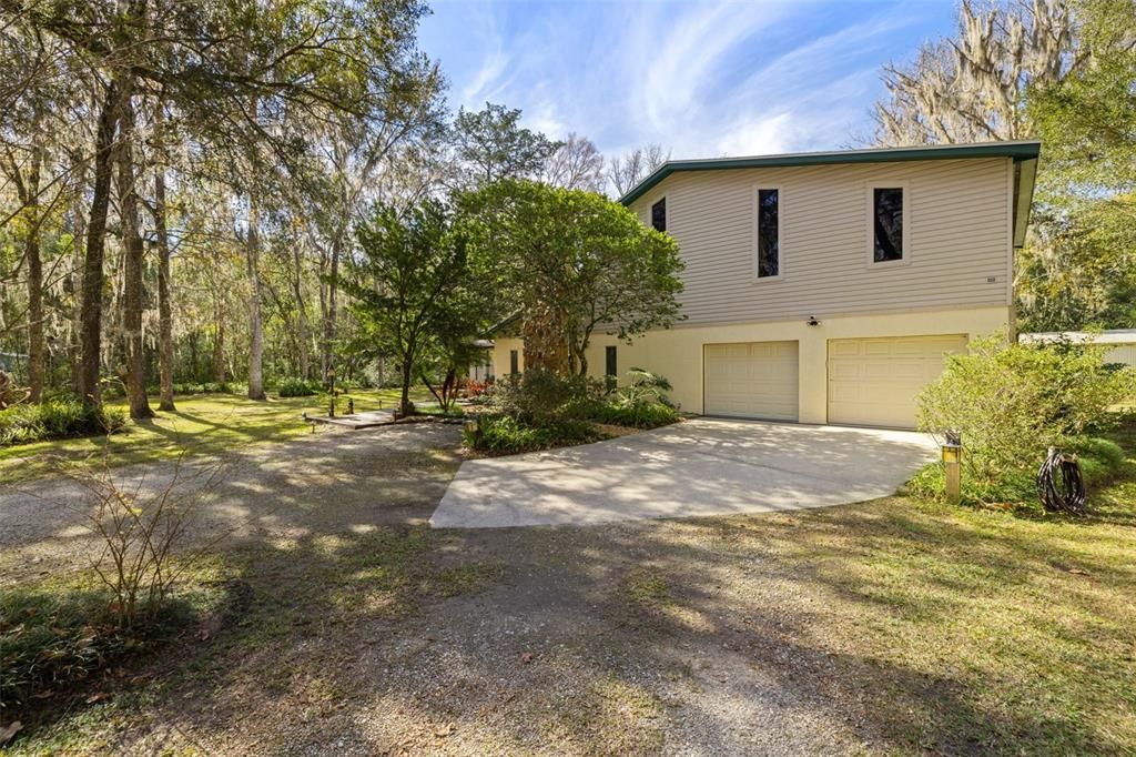 For Sale: $900,000 (4 beds, 2 baths, 3912 Square Feet)