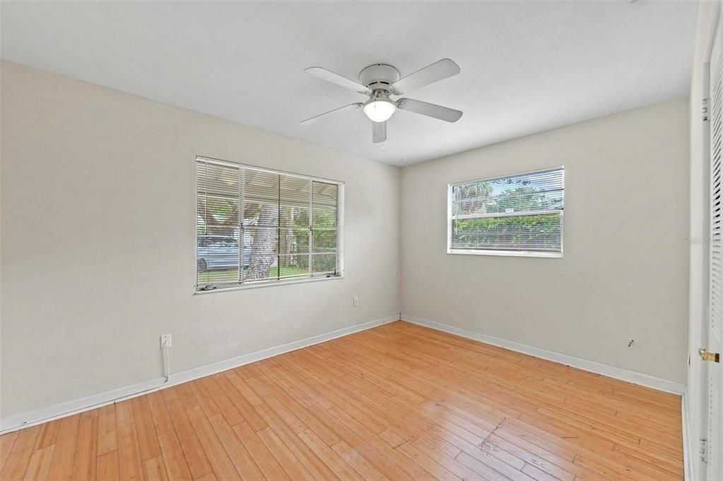 For Sale: $260,000 (2 beds, 1 baths, 947 Square Feet)