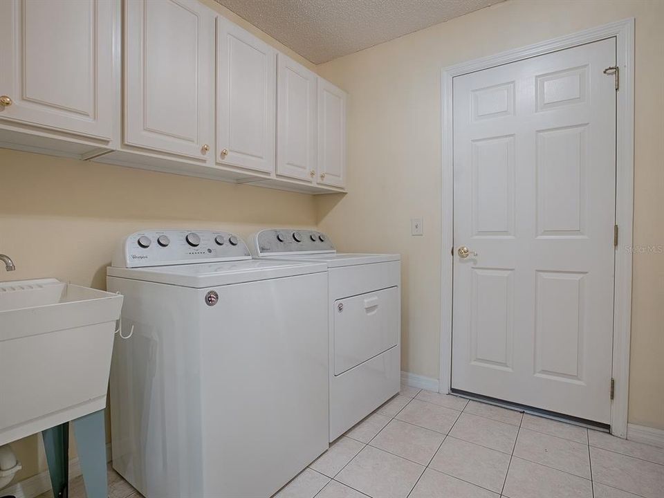 INTERIOR  OVERSIZED LAUNDRY