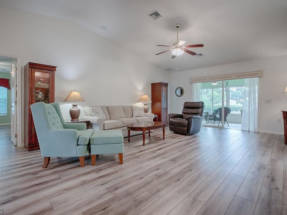 OVERSIZED LIVING ROOM SPACE