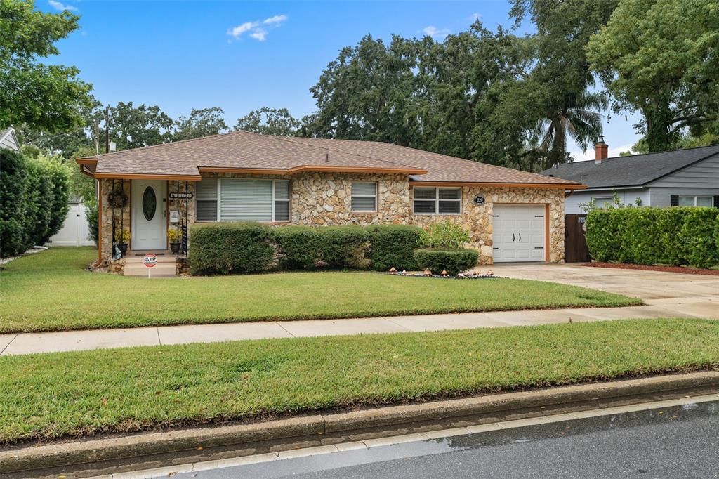 For Sale: $569,900 (3 beds, 2 baths, 1979 Square Feet)