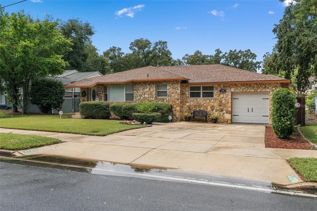 For Sale: $569,900 (3 beds, 2 baths, 1979 Square Feet)