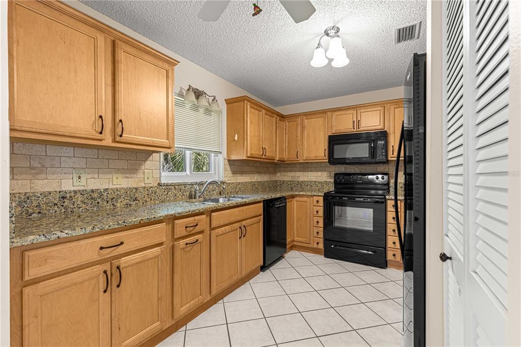 For Sale: $164,900 (2 beds, 2 baths, 1362 Square Feet)