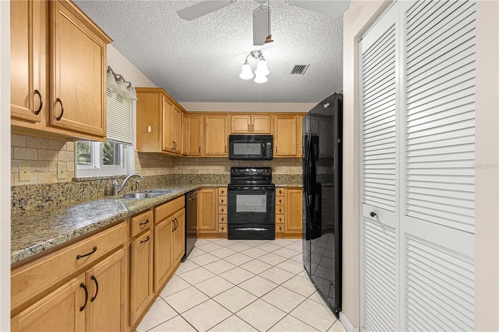 For Sale: $164,900 (2 beds, 2 baths, 1362 Square Feet)