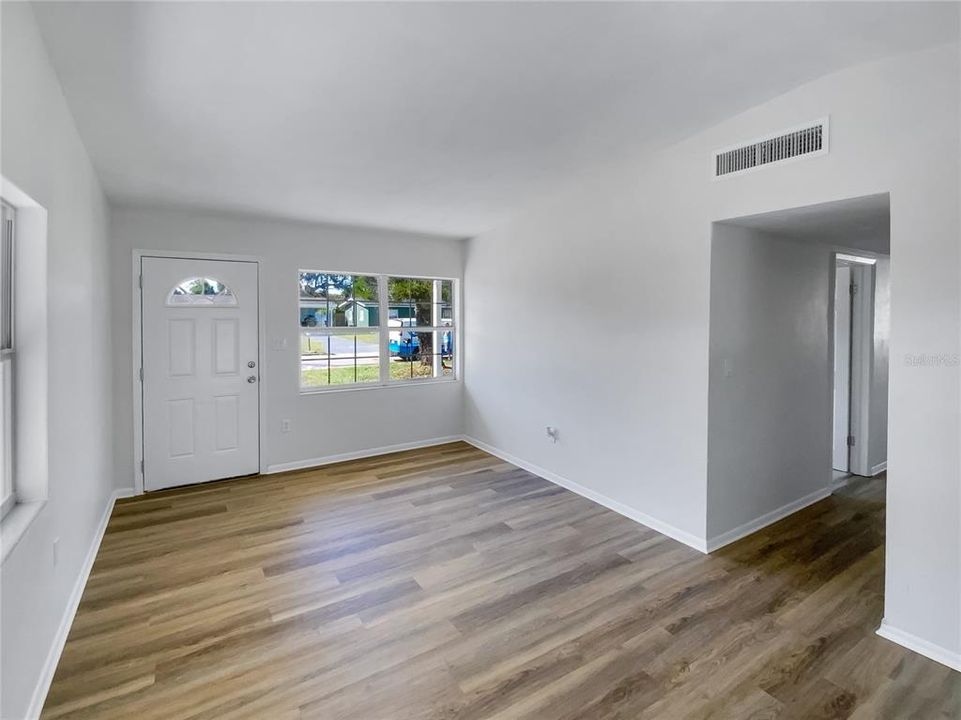 For Sale: $325,000 (3 beds, 1 baths, 999 Square Feet)