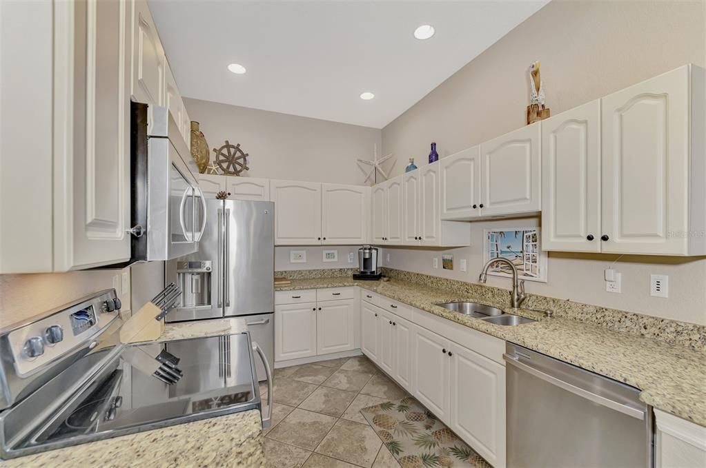 For Sale: $334,900 (2 beds, 2 baths, 1077 Square Feet)