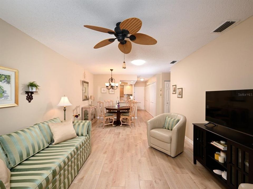 For Sale: $225,000 (2 beds, 2 baths, 1112 Square Feet)