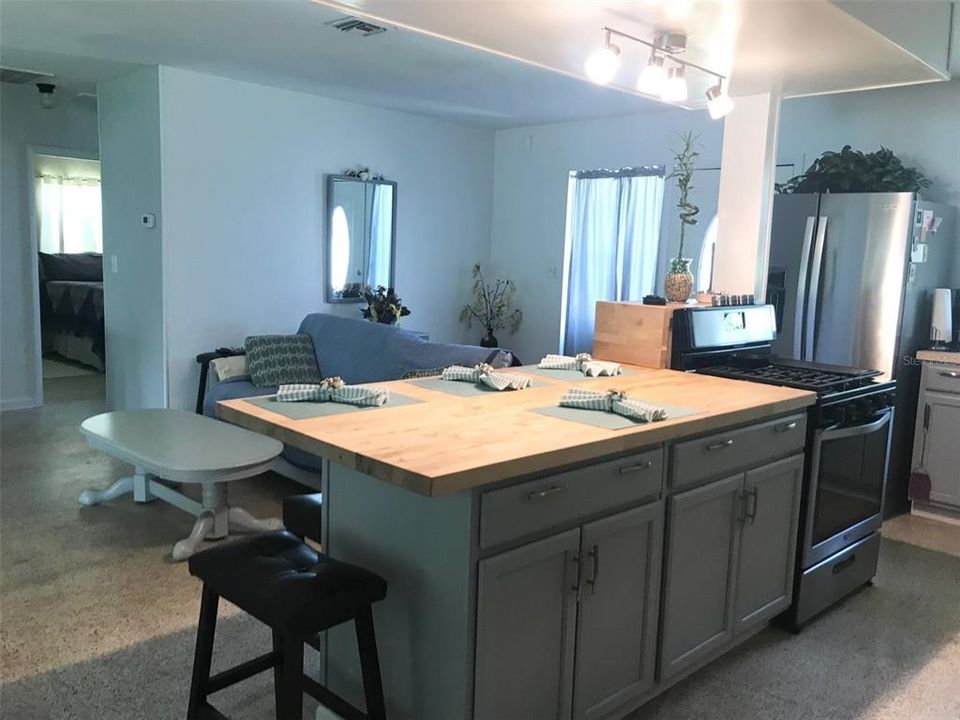 For Sale: $279,900 (2 beds, 2 baths, 1208 Square Feet)