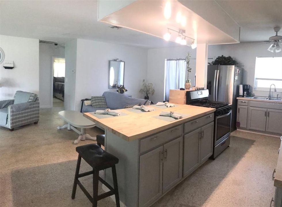 For Sale: $279,900 (2 beds, 2 baths, 1208 Square Feet)