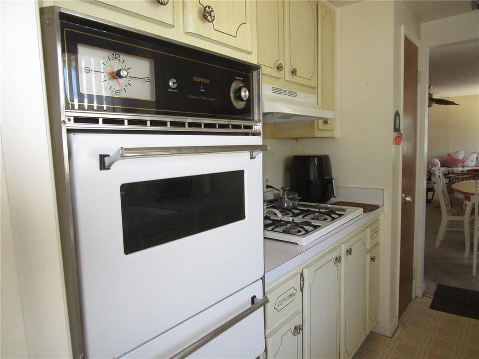 For Sale: $100,000 (2 beds, 1 baths, 950 Square Feet)