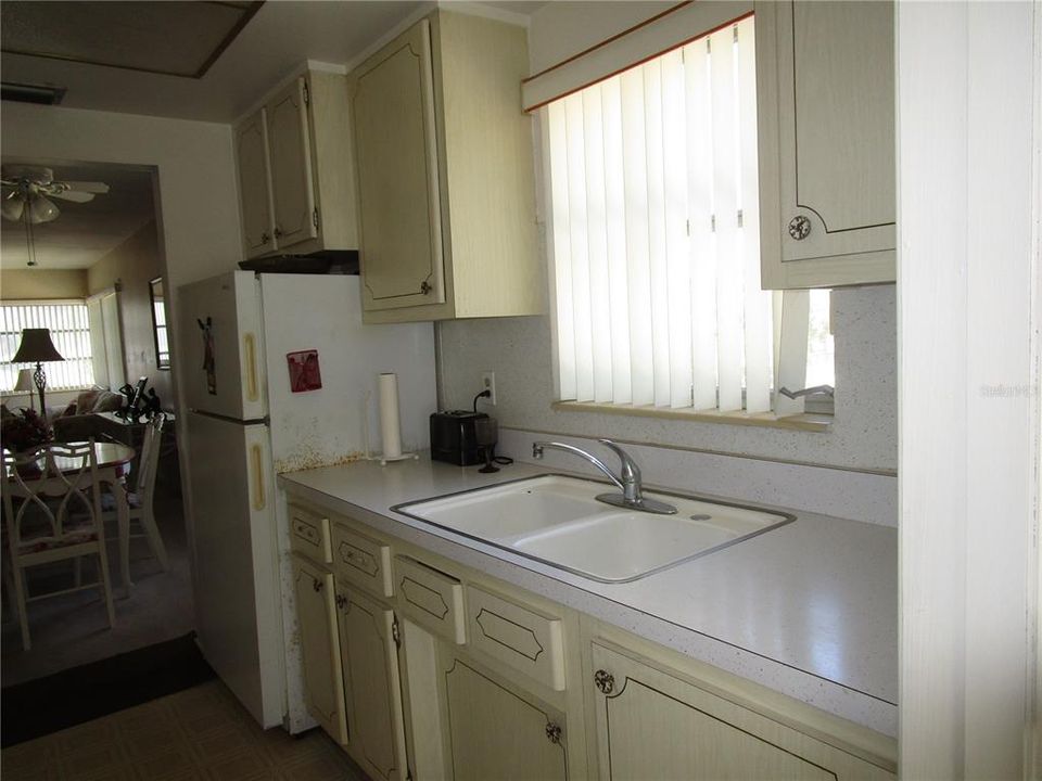 For Sale: $100,000 (2 beds, 1 baths, 950 Square Feet)