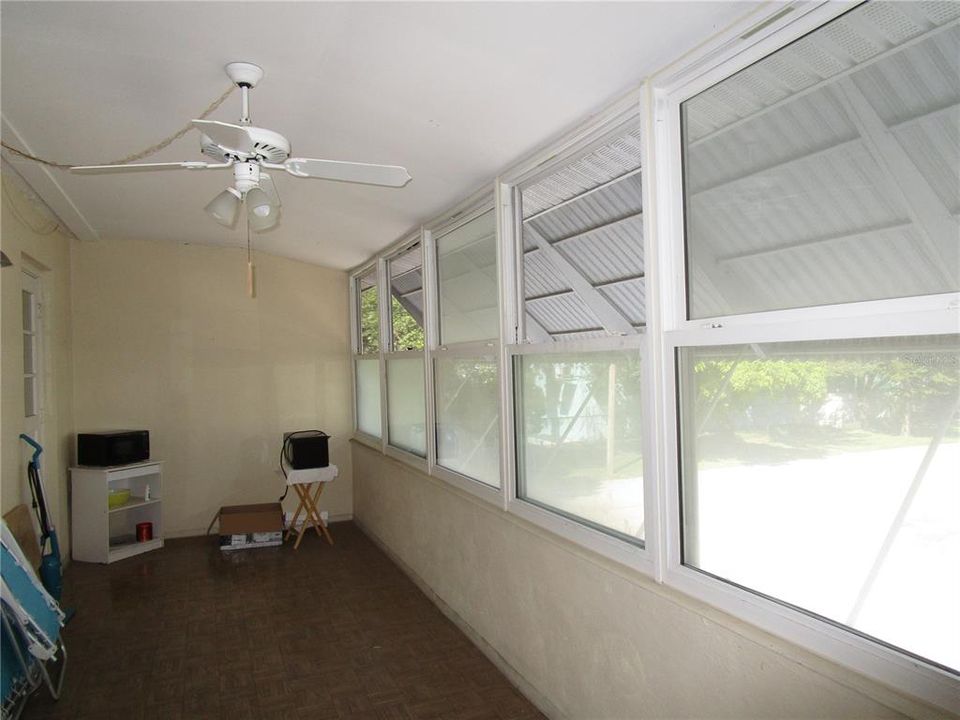 For Sale: $100,000 (2 beds, 1 baths, 950 Square Feet)