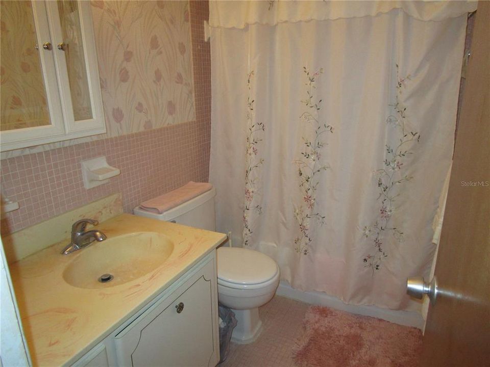 For Sale: $100,000 (2 beds, 1 baths, 950 Square Feet)