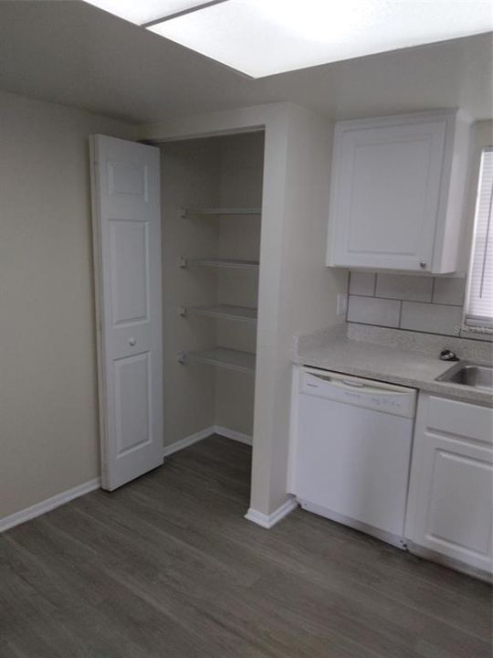 For Rent: $1,300 (2 beds, 1 baths, 857 Square Feet)